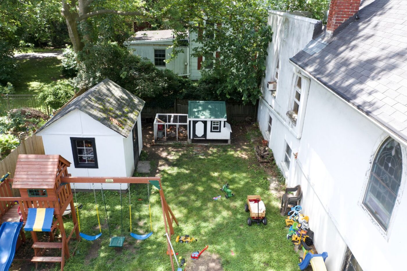 Chicken Coops set up in the backyard of a city house